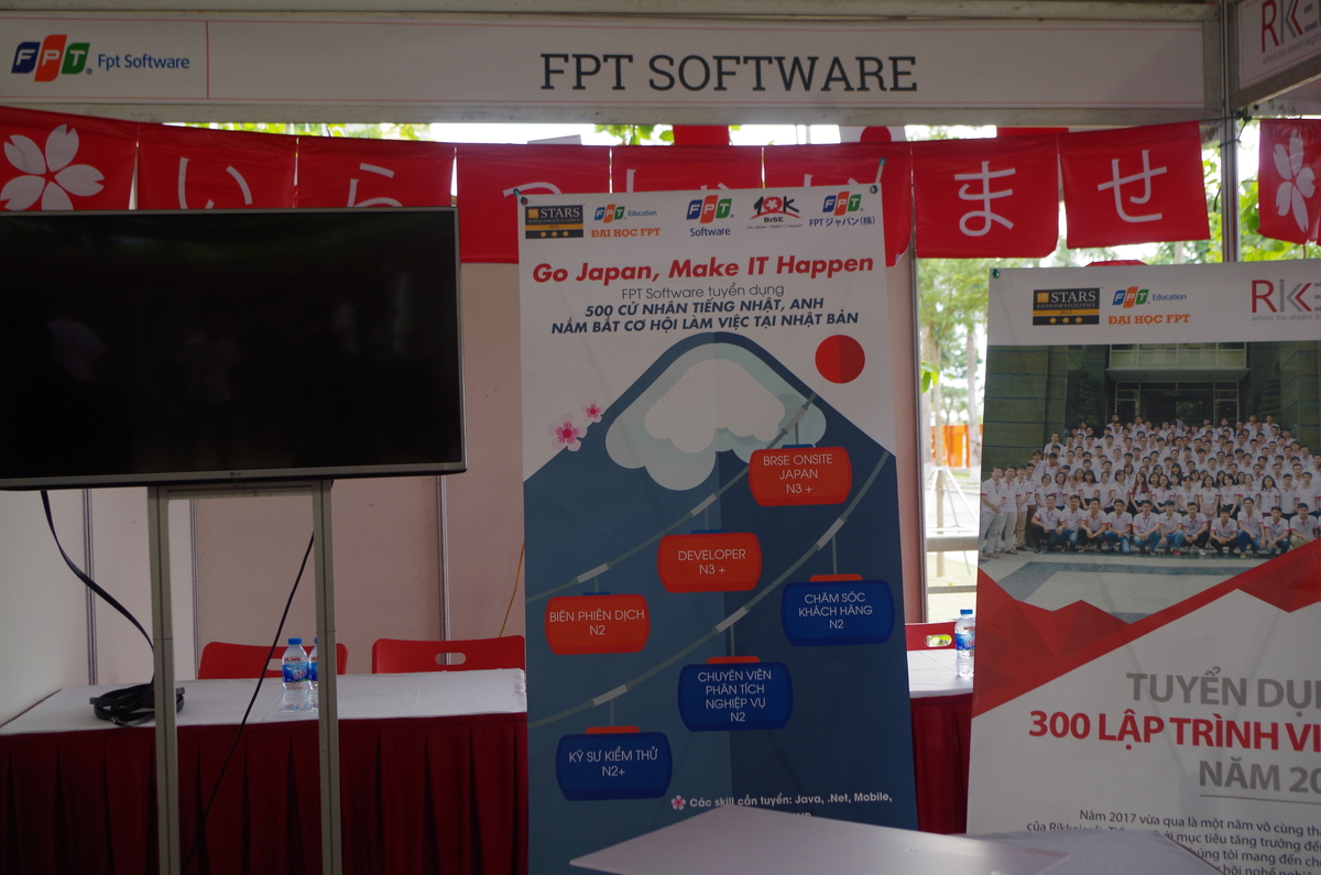 <p> Chương trình thu hút hơn 20 doanh nghiệp chuyên về kỹ thuật phần mềm cả Việt Nam và Nhật Bản. </p> <p> Trong ảnh, gian hàng của Công ty Phần mềm FPT đang được chuẩn bị. </p>