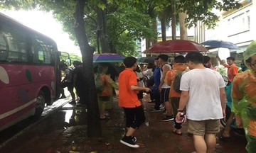 Sinh viên ĐH FPT đội mưa đón tân sinh viên K14