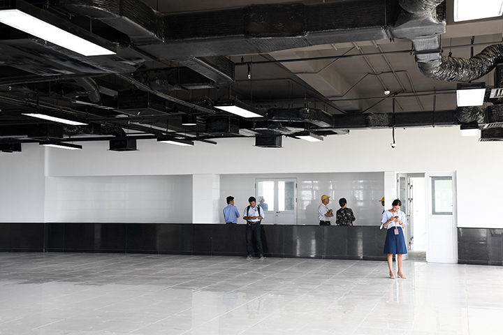 <p style="text-align:justify;"> Tòa nhà có canteen phục vụ ăn trưa cho khoảng 1.200 người nằm ở lầu 6 với thiết kế tương tự khu nhà ăn lớn của tòa nhà FPT Tân Thuận .</p>