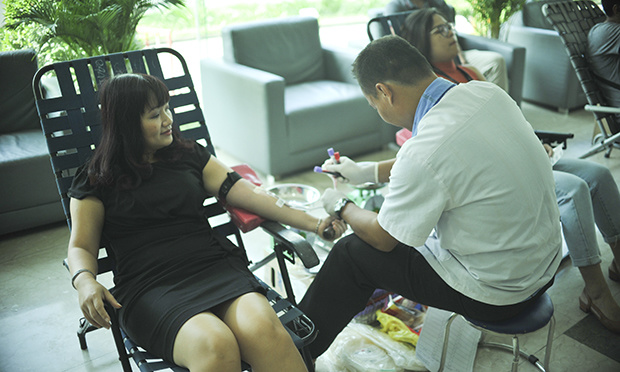 <p> Trong chương trình sáng nay, chị Nguyễn Thị Hữu Quyên - GĐ FPT Tân Thuận (trái) cũng tham gia hiến máu cùng CBNV FPT. Chị hào hứng cho hay, những lần sau chị sẽ tiếp tục tham gia để góp sức mình làm việc tốt cho xã hội.</p>