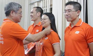 Lãnh đạo nhà 'Cáo' bất ngờ nhận huy hiệu FPT 30 năm tại Đà Nẵng