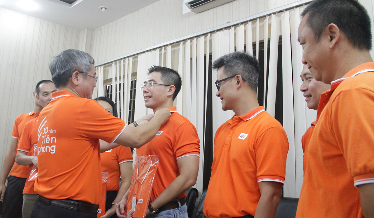 <p style="text-align:justify;"> CEO FPT Telecom Hoàng Việt Anh tự hào khi được anh Ngọc trao huy hiệu FPT 30 năm tại Đà Nẵng.</p>