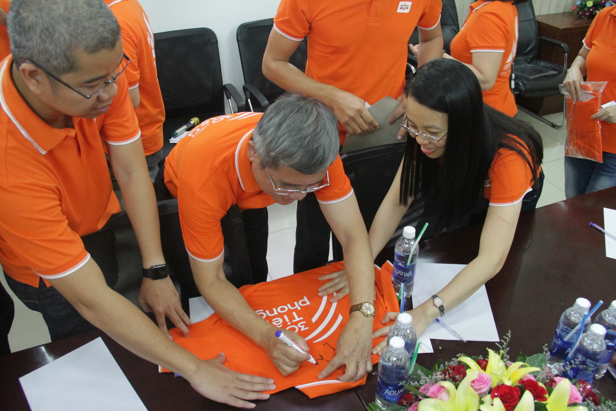 <p style="text-align:justify;"> CEO FPT Bùi Quang Ngọc còn ký tặng lên áo đồng phục để nhà 'Cáo' làm kỷ niệm. </p>