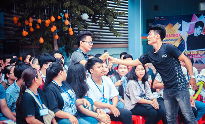 <p class="Normal" style="text-align:justify;"> Tân sinh viên được giao lưu và nhận những phần quà ý nghĩa của chương trình. Kết thúc chương trình, khoảng 200 tân sinh viên ĐH FPT tại Đà Nẵng sẽ lên đường tham gia FPTU Champion Dash 2018 - Cuộc đua dành cho người chiến thắng, trên đất nước Lào. Hoạt động diễn ra từ ngày 27-31/7, với mục đích giúp sinh viên trải nghiệm nhiều môi trường khác nhau, phát triển kỹ năng bản thân, vận dụng kiến thức vào cuộc sống thực tế trong các tình huống giả định.</p>