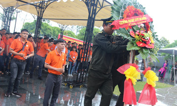 ĐH FPT dâng hương Nghĩa trang liệt sĩ Quốc gia đường 9