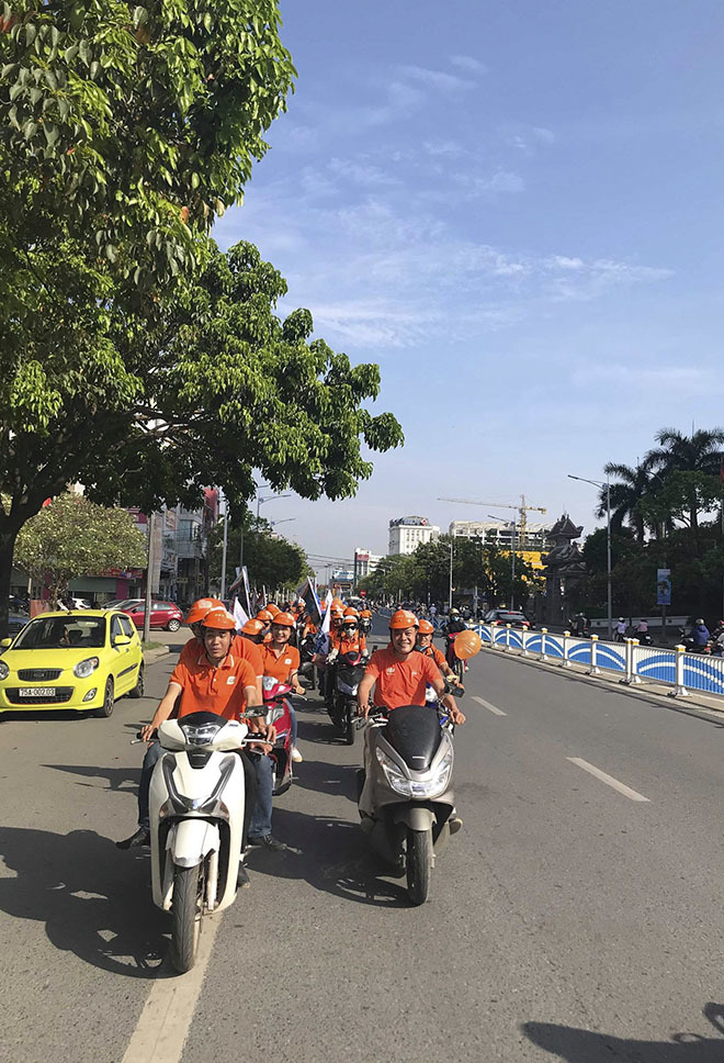 
	Sau đó, toàn thể CBNV thực hiện chương trình roadshow khắp các tuyến đường. Mục đích của hoạt động roadshow nhằm lan tỏa sắc cam đến người dân tại Huế. 