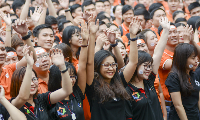 
	Từ 7h00 sáng (17/1), phần sân trước toà nhà FPT Tân Thuận đã tràn ngập sắc cam và sắc xanh để chuẩn bị chào đón Lễ phát động đại lễ FPT 30 năm Tiên phong khu vực phía Nam.