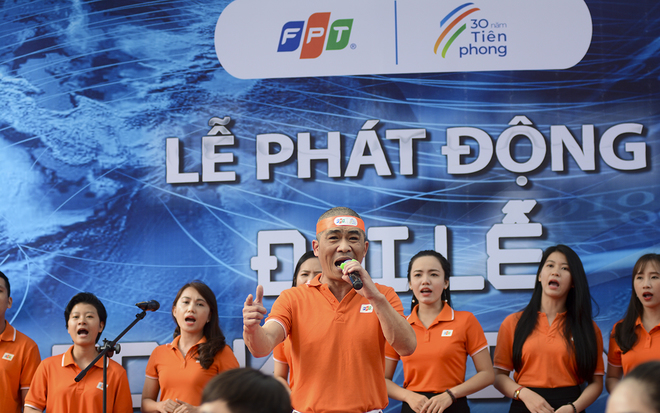 
	Bài hát “Tiên phong FPT” do nhạc sĩ Trương Quý Hải sáng tác ra mắt công chúng phía Nam. Bài hát do chính tác giả và đoàn văn công FPT phía Nam trình diễn, truyền cảm mạnh mẽ trong không khí trang nghiêm.