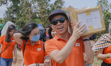 Người FPT tặng 50 xe đạp tại trường nghèo Campuchia