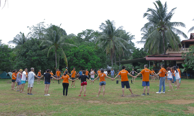 
	Hoạt động Team-building nằm trong chương trình Kick-off Đại lễ “FPT 30 năm tiên phong” dành cho 45 cán bộ văn hóa đến từ các đơn vị thuộc tập đoàn diễn ra vào chiều ngày 16/6 tại khu cắm trại Kdard La Tente, Changhaon, Campuchia.

	Mở đầu buổi chiều sôi động, một vòng tròn lớn được tạo thành bởi 45 người từ các miền của tổ quốc vốn chưa có nhiều cơ hội được tiếp xúc.