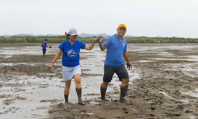 
	Địa hình bùn lầy dễ sụt lún khiến tình nguyện viên rất khó di chuyển, các thành viên níu tay nhau để không bị ngã xuống. 