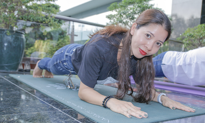 
	Chị Vũ Thị Vân Hải, Phó Ban Văn hóa & Đoàn thể (FUN) FPT cũng thử sức ở bộ môn Plank. 