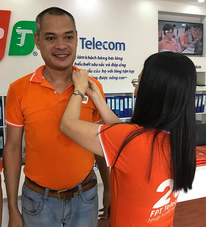 <p class="Normal" style="text-align:justify;"> Chủ tịch FPT Telecom Chu Thanh Hà gắn huy hiệu FPT cho GĐ FPT Telecom chi nhánh Huế Phan Hữu Hùng.</p>
