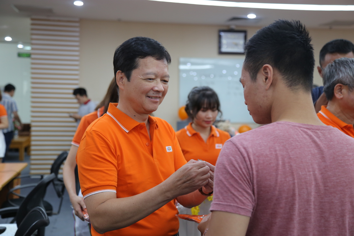 <p> Chủ tịch FPT Online Thang Đức Thắng gắn huy hiệu cho CBNV đơn vị. </p>