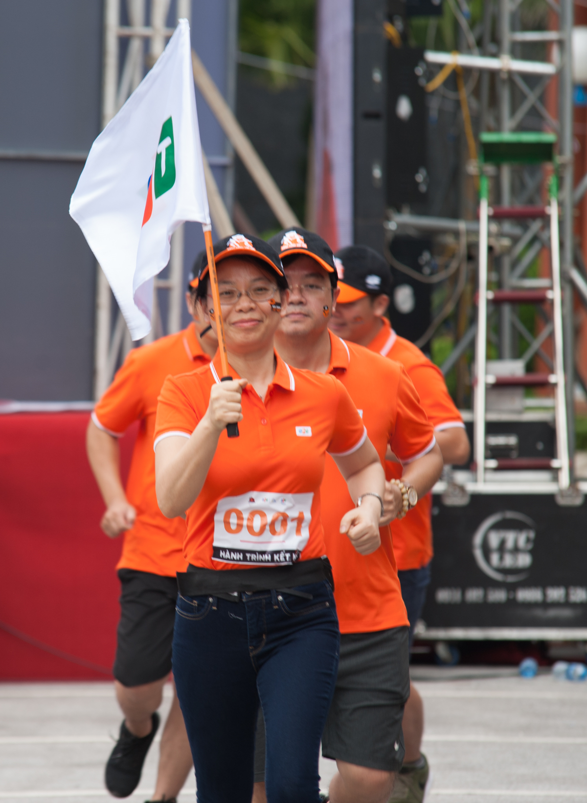 <p> 9h ngày 5/8, Chủ tịch FPT Telecom Chu Thanh Hà mang theo lá cờ FPT khởi đầu "Hành trình kết nối" của 3.000 người nhà "Cáo". Từ đây, biểu tượng sự kết nối sẽ trải qua hành trình 30 ngày vượt qua 2.600 km đến với đất mũi Cà mau.</p>