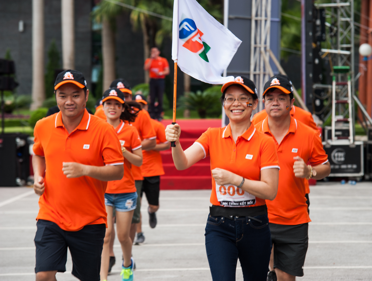 <p> 9h, chị Chu Thanh Hà cầm lá cờ xuất phát từ mốc số 0 Quốc lộ 1A. Đoàn người áo cam chạy theo tạo ra hình ảnh vô cùng ấn tượng.</p>