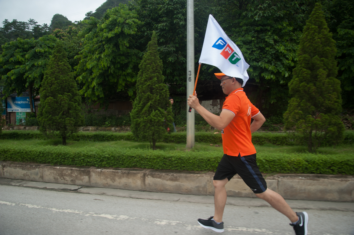<p> 10h45, vận động viên số 22 đã về đến điểm tập kết tại thành phố Lạng Sơn kết thúc phần đầu của chặng thứ nhất. Do thời tiết ủng hộ nên tốc độ các vận động viên khá nhanh, đoàn về sớm hơn so với dự kiến 45 phút.</p>