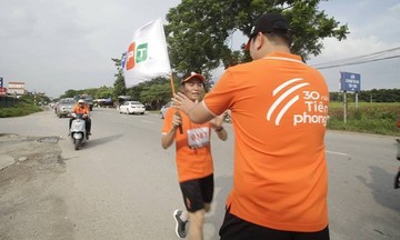 Lá cờ giải chạy tiếp sức xuyên Việt trao tay Hà Nội