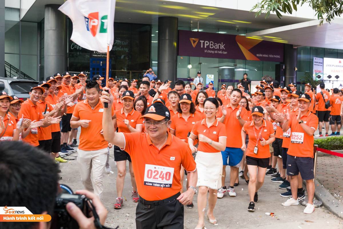 <p> Vận động viên Bùi Quang Ngọc dẫn đầu đoàn quân áo cam là nhân viên FPT HO và FPT Telecom bắt đầu những bước chạy đầu tiên của chặng 3. <em>Ảnh</em>: <strong>FOX News</strong>.</p>