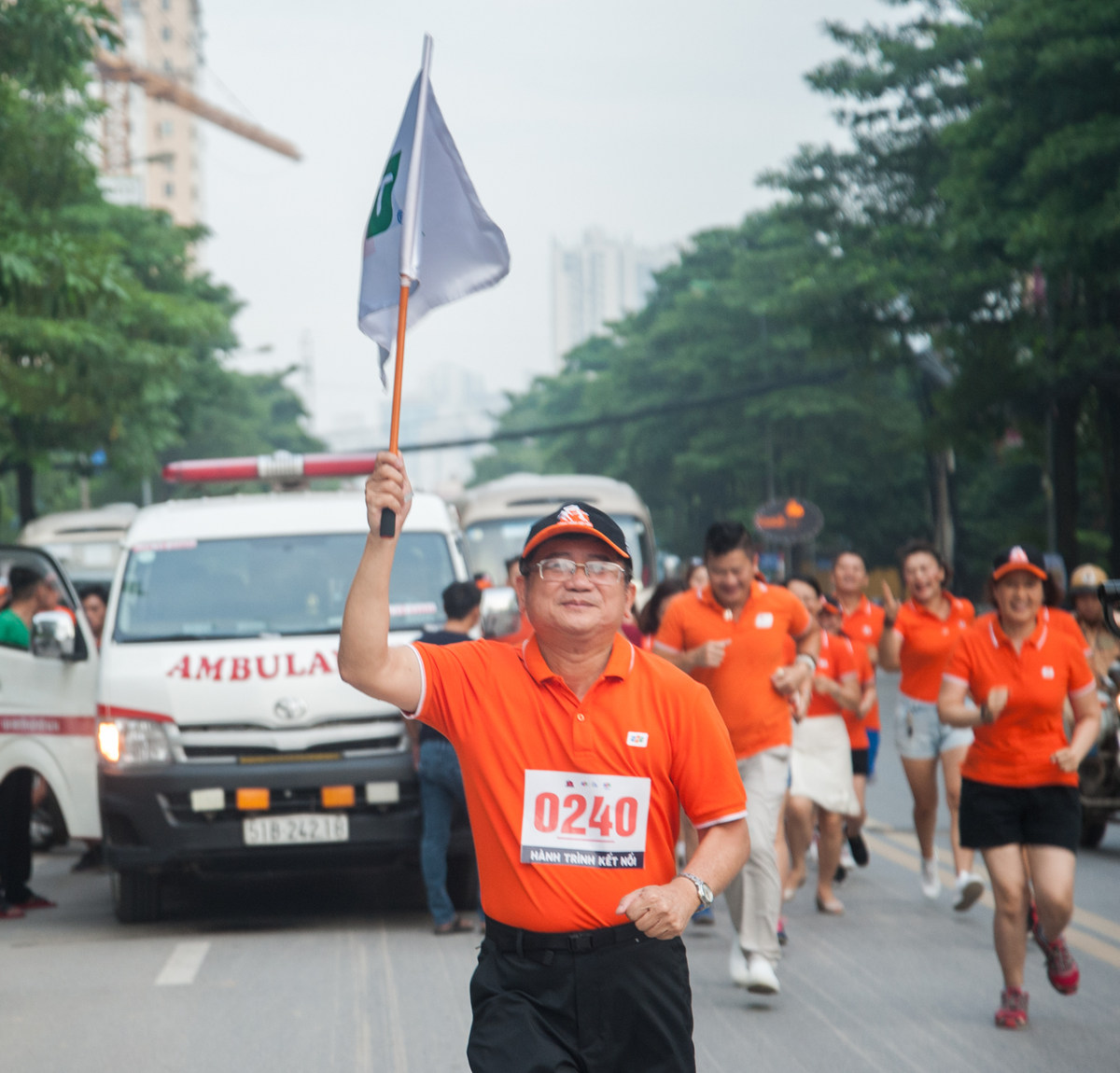 <p> Hàng trăm CBNV FPT đã tham gia đoàn chạy theo sau TGĐ Bùi Quang Ngọc. Cả phố Duy Tân ngập tràn sắc cam.</p>