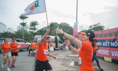 Nhân viên hụt hơi đuổi theo CEO FPT chạy 'Hành trình kết nối'