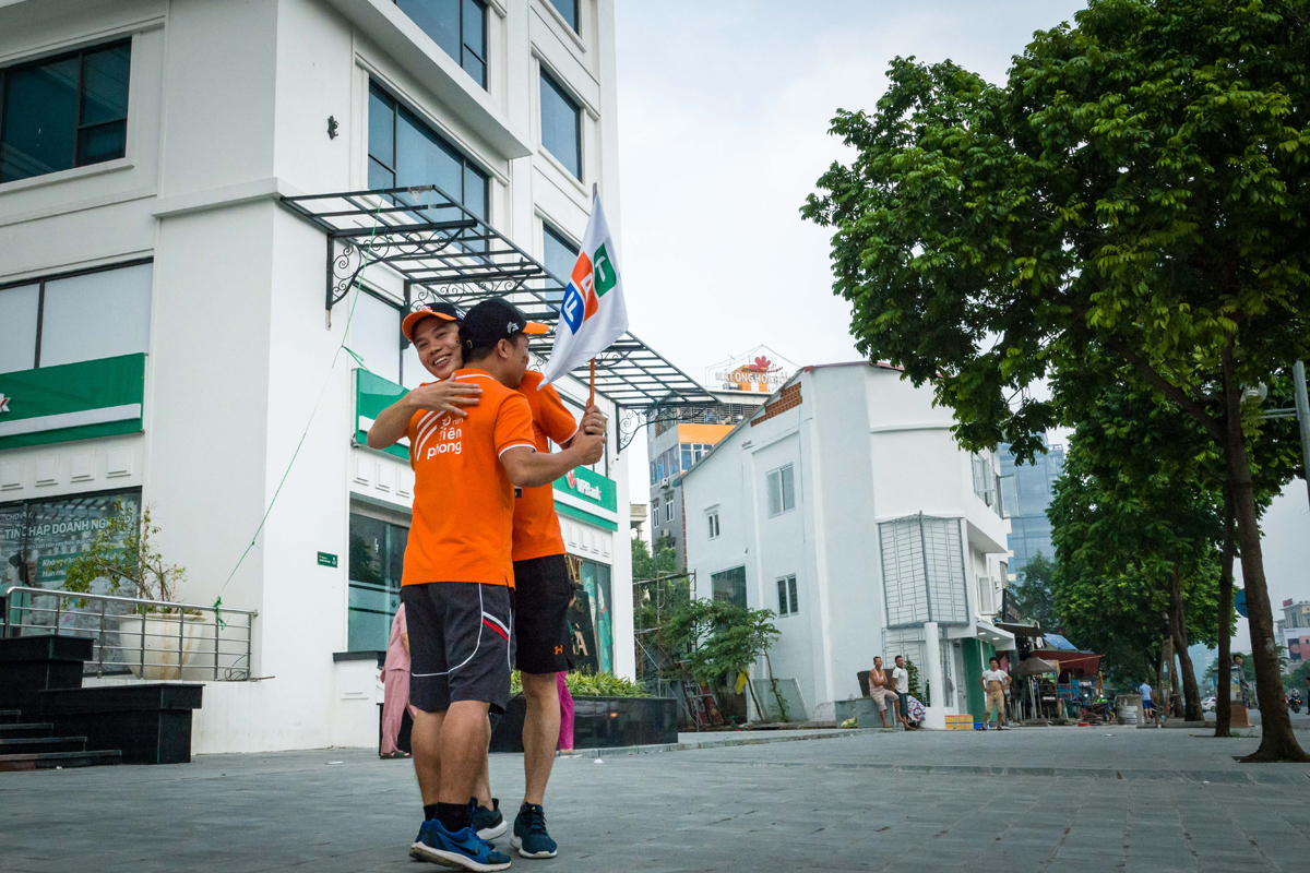 <p> Theo lịch trình, 179 vận động viên chạy tiếp sức từ Tòa nhà FPT Duy Tân, Cầu Giấy, qua Hà Nam tới Ninh Bình.</p>