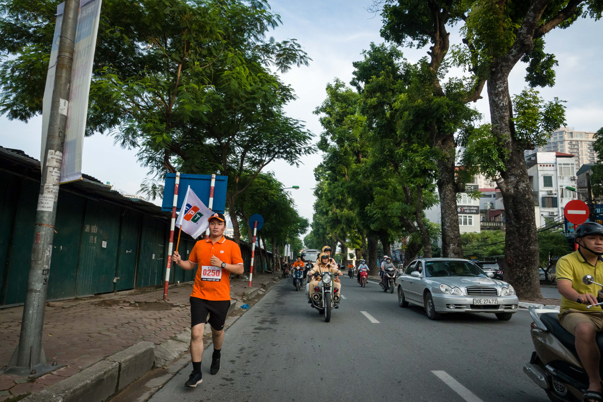 <p> Sáng sớm trong lành, các vận động viên FPT Telecom Hà Nội miệt mài đưa lá cờ về phương Nam. </p>