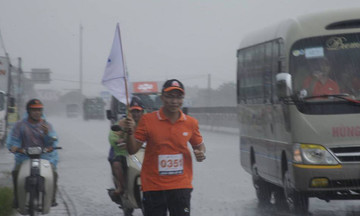 Mặc mưa lớn, vận động viên FPT Telecom Hà Nam băng băng tiến về Ninh Bình