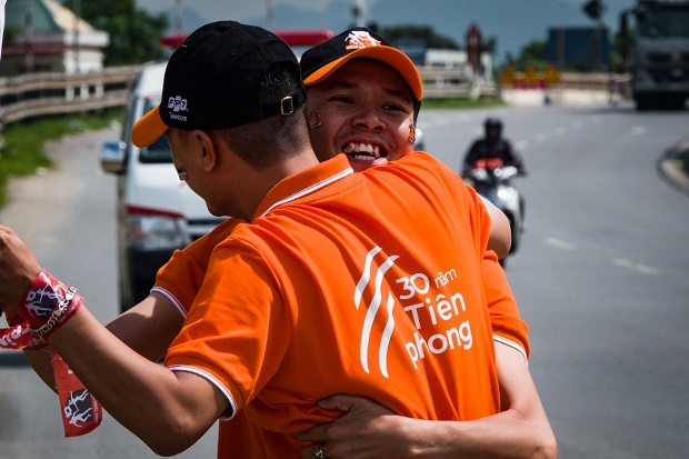 <p> Kết thúc mỗi điểm chạy, các VĐV trao nhau những cái ôm thắm tình đồng đội. Họ không chỉ trao cờ mà còn tiếp thêm động lực, vững bước trên hành trình xuyên Việt.</p> <p> 16h ngày 8/8, chặng 5 "Hành trình kết nối" kết thúc tốt đẹp. Lá cờ FPT được anh Nguyễn Hoài Nam, GĐ FPT Telecom Nam Định, trao lại BTC.</p> <p> "Do các VĐV chạy chặng 5 là CBNV FPT Telecom tại Nam Định, nên việc trào cờ giữa các tỉnh sẽ không diễn ra. Sau khi nhận lại cờ, BTC sẽ trao lại cho người chạy đầu tiên trong chặng 5 (9/8)", chị Phùng Thu Trang, Trưởng BTC giải chạy, lý giải.</p> <p class="Normal">  </p>