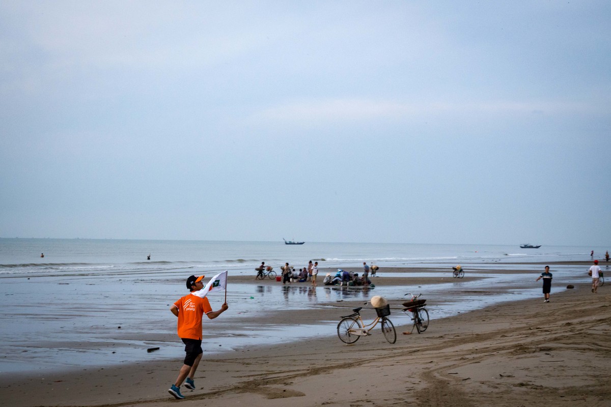 <p> 5h30 sáng (8/9), tại làng chài Sầm Sơn, người nhà "Cáo" tại xứ Thanh có những bước chạy đầu tiên trong chặng 5 với tổng chiều dài lên tới 94km, từ Thanh Hoá sang Nghệ An.</p> <p class="Normal"> Lần đầu đoàn Hành trình kết nối chạm biển, sáng nay các VĐV đầu tiên được chạy trên bờ cát trong ánh bình minh của Sầm Sơn.</p>