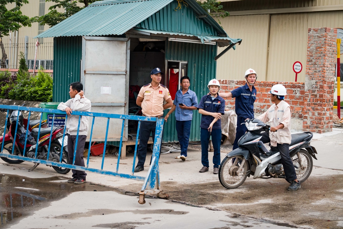 <p> Sự kiện chạy xuyên Việt của người Viễn thông đi tới đâu cũng thu hút sự quan tâm của người dân ven đường. Không ít người dân bên đường tò mò, hỏi thăm VĐV chạy tới đâu? Khoảng cách bao xa? Sự quan tâm này là động lực khích lệ tinh thần anh em trong những chặng tiếp theo.</p> <p>  </p>