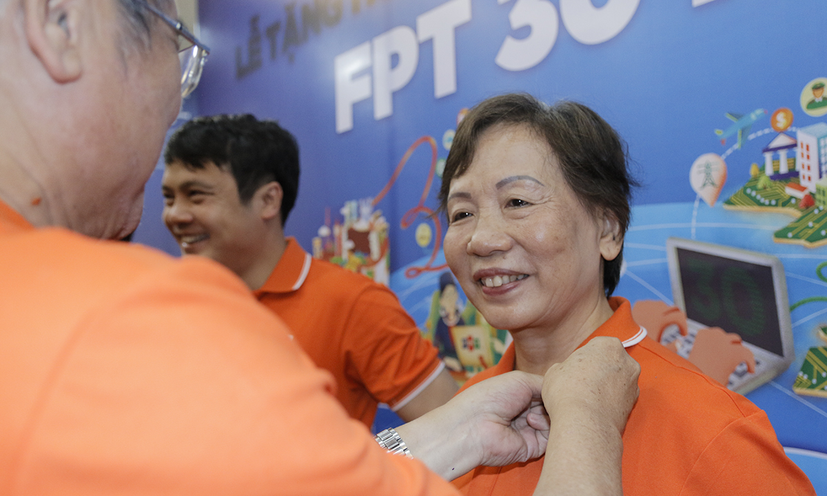 <p class="Normal"> Anh Bùi Quang Ngọc trao Huy hiệu cho chị Trương Thanh Thanh, Giám đốc Trách nhiệm xã hội FPT.</p>