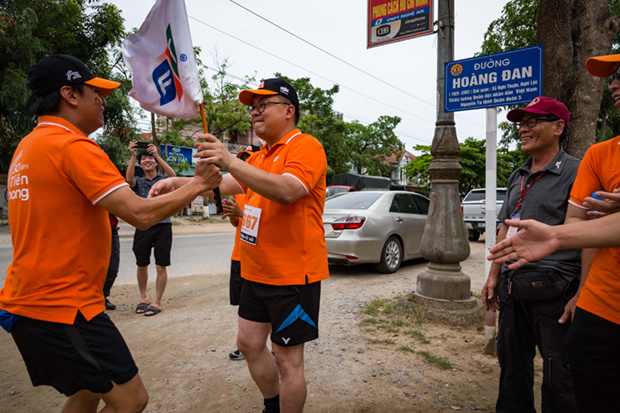 <p class="Normal"> 2h40 chiều, anh Trần Thanh Hải, GĐ Công nghệ FPT Telecom, trao cờ cho anh Hoàng Nam Tiến sau khi hoàn thành quãng đường 1,6km. Anh Hải là một trong những vận động viên có quãng đường chạy dài nhất chặng 6.</p>