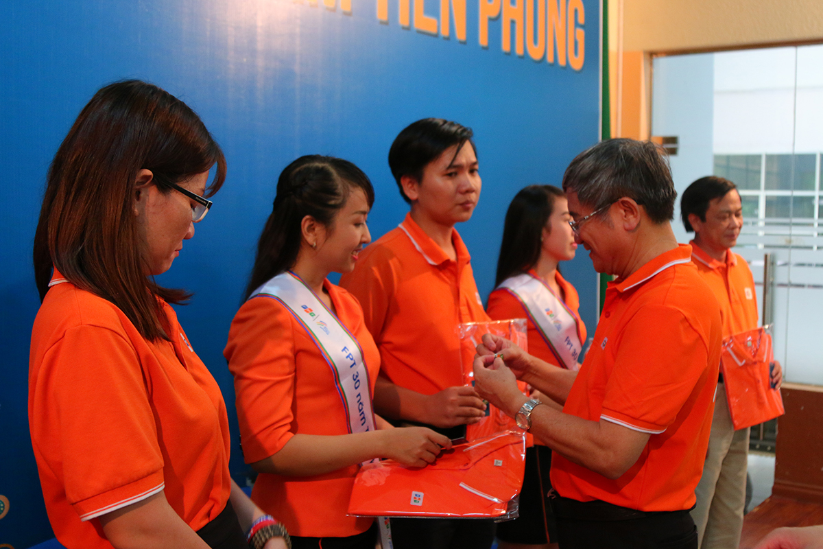<p class="Normal"> Sau màn chào hỏi và văn nghệ đầu chương trình, CEO Bùi Quang Ngọc đã thực hiện nghi thức trao áo đồng phục và huy hiệu FPT 30 năm cho toàn thể CBNV FPT Education HCM.</p>