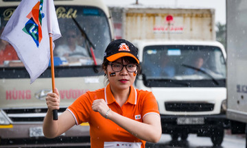 Chặng 6 ‘Hành trình kết nối’: Người nhà 'Cáo' Nghệ An chạy trong mưa