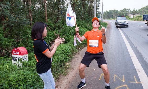<p> Đúng 16h, vận động viên mang số áo 096 Đặng Thành Công đã hoàn thành những bước chạy cuối cùng của chặng 1 và kết thúc tại Km 83, thị trấn Hữu Lũng (Lạng Sơn).</p>
