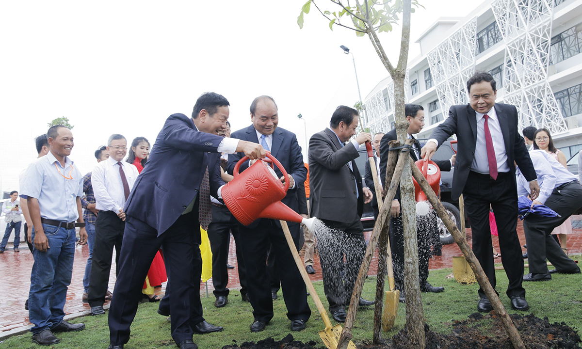 <p style="text-align:justify;"> Thủ tướng Nguyễn Xuân Phúc cùng các khách mời trồng cây lưu niệm tại khuôn viên Tổ hợp Đại học và Công viên Phần mềm FPT tại Cần Thơ.</p>
