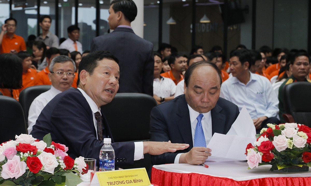<p style="text-align:justify;"> Chủ tịch FPT Trương Gia Bình trò chuyện với Thủ tướng Nguyễn Xuân Phúc trước khi buổi lễ chính thức diễn ra.</p>