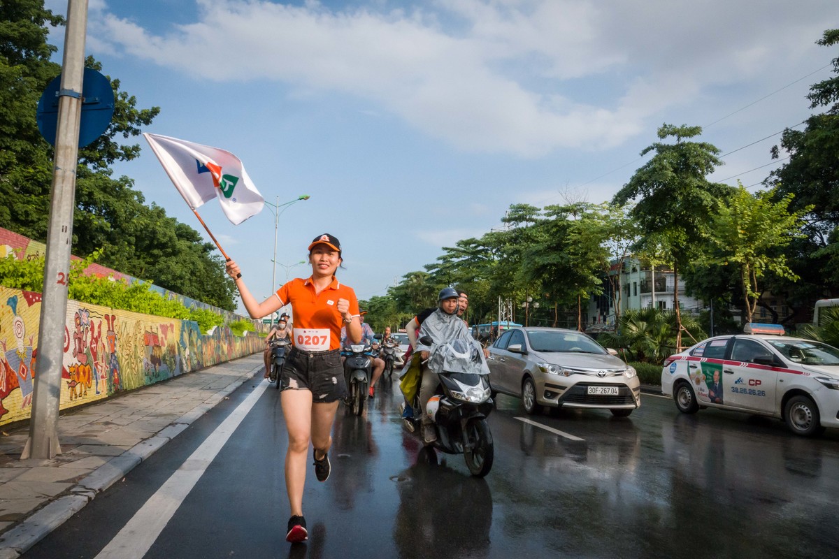 <p> Không ngại nắng, mưa, bụi đường ... là những gì VĐV Lê Thị Thơm, phòng Kế toán Hà Nội (số áo 0207) chia sẻ khi vinh dự là một trong 3.000 người nhà "Cáo" tham gia giải chạy xuyên Việt.</p>