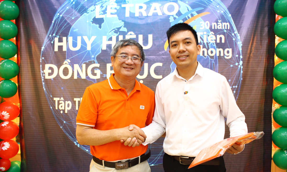 <p> <span style="color:rgb(0,0,0);">Anh Trần Văn Thắng, Giám sát kinh doanh khu vực</span> (phải), chụp ảnh lưu niệm cùng anh Ngọc sau khi được nhận huy hiệu FPT từ vị CEO FPT.</p>