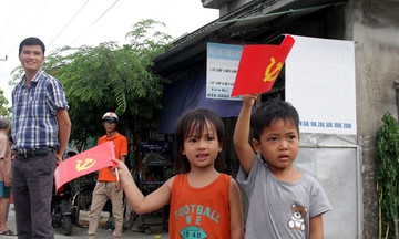 Trẻ em, người lớn ở Huế ra đường cổ động giải Hành trình kết nối