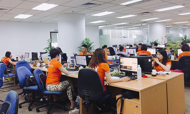 
	FPT Online cũng mặc áo cam rất đầy đủ. Theo chị Nguyễn Thùy Trang, phòng Marketing FPT Online chia sẻ thì mọi người đều tự giác mặc áo và rất vui vẻ chấp hành quy định của công ty. Ảnh: Thùy Trang.