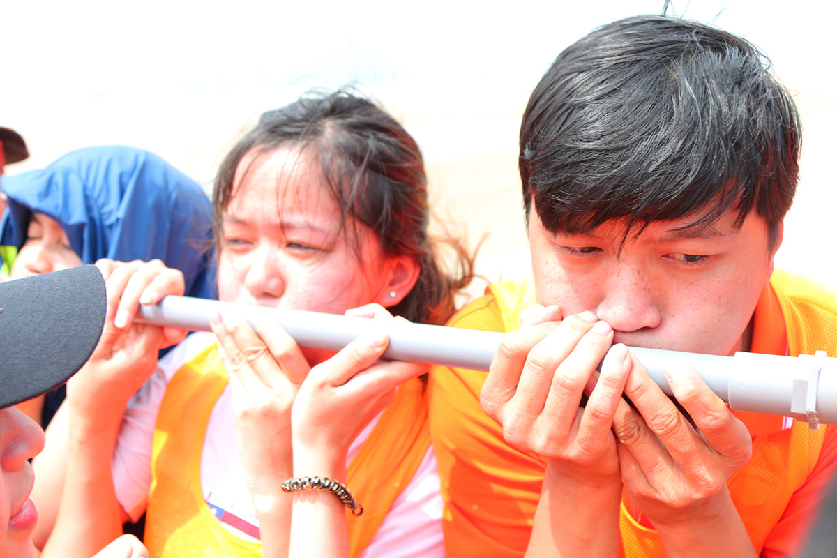 <p> Các trò chơi yêu cầu tinh thần đoàn kết của các thành viên rất cao, như: thổi bong bóng bằng ống nhựa bị đục thủng nhiều lỗ. </p>