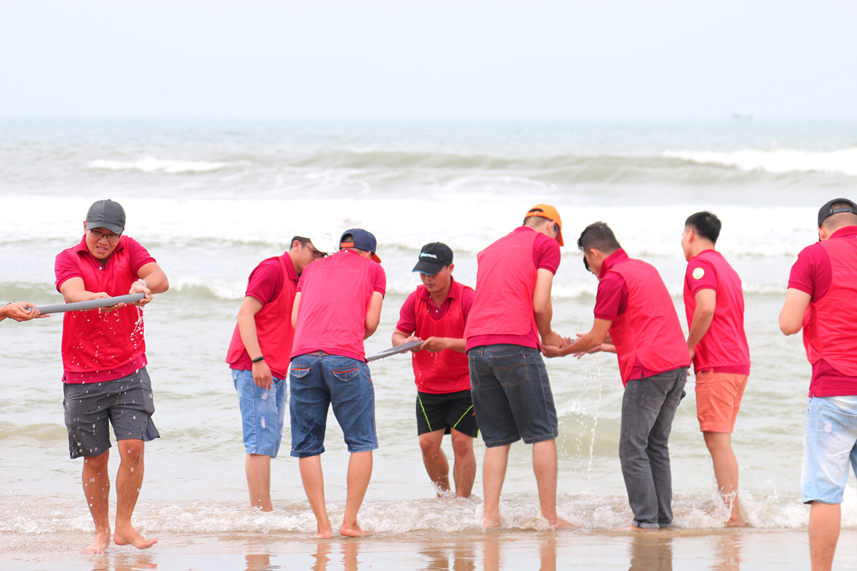 <p style="text-align:justify;"> Hoặc cùng nhau chuyền nước từ biển để đưa vào bờ. Trò chơi vừa giúp các thành viên mỗi đội thể hiện sự phối hợp ăn ý lẫn khéo léo trong từng động tác.</p>