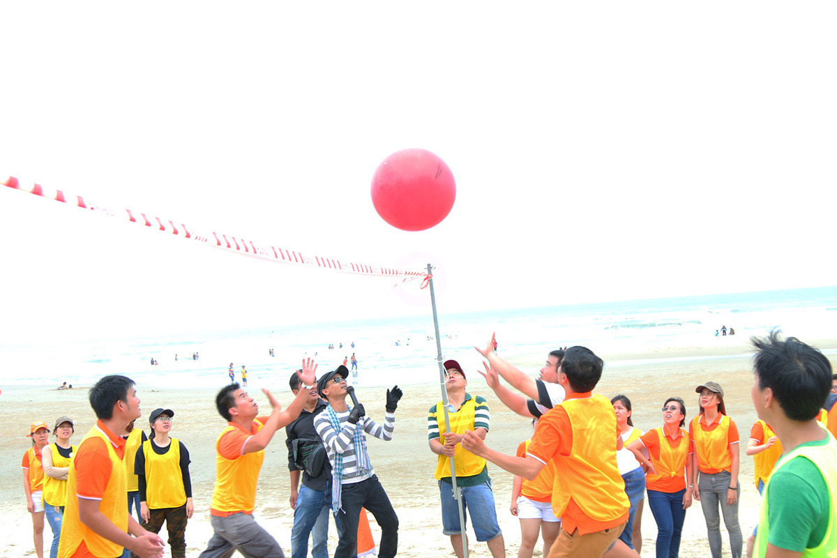 <p> Người Ban Tài chính cũng không ngại nắng chói chang và sau đó là mưa để tham gia trọn vẹn cuộc chơi. Trò chơi cuối cùng là đánh bóng chuyền khổng lồ với sự cạnh tranh quyết liệt của cả 4 đội.</p>