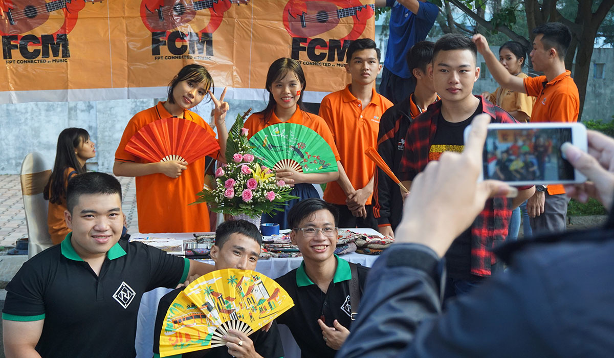 <p style="text-align:justify;"> ĐH FPT cũng mang đến gian hàng với nhiều nét văn hóa đặc trưng của người Việt, thu hút sự quan tâm của sinh viên quốc tế.</p>