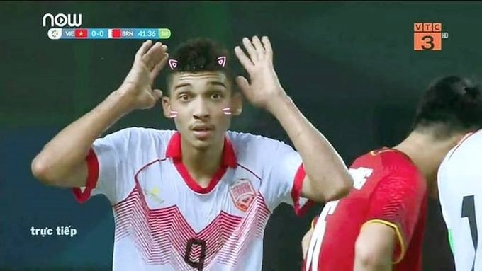 <p class="Normal" style="text-align:justify;"> Hành động và biểu cảm của cầu thủ Sanad Ahmed sau khi nhận thẻ đỏ thành đề tài chế ảnh của người dùng mạng xã hội đêm qua.</p>
