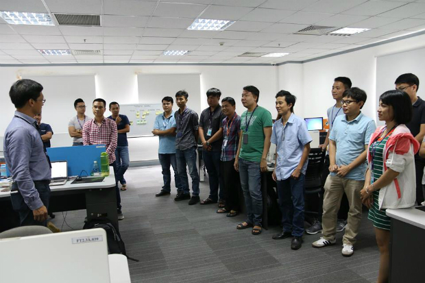 CDO FPT Software Đào Duy Cường (ngoài cùng bên trái) trực tiếp đến cổ vũ, động viên các đội thi tại site HCM.