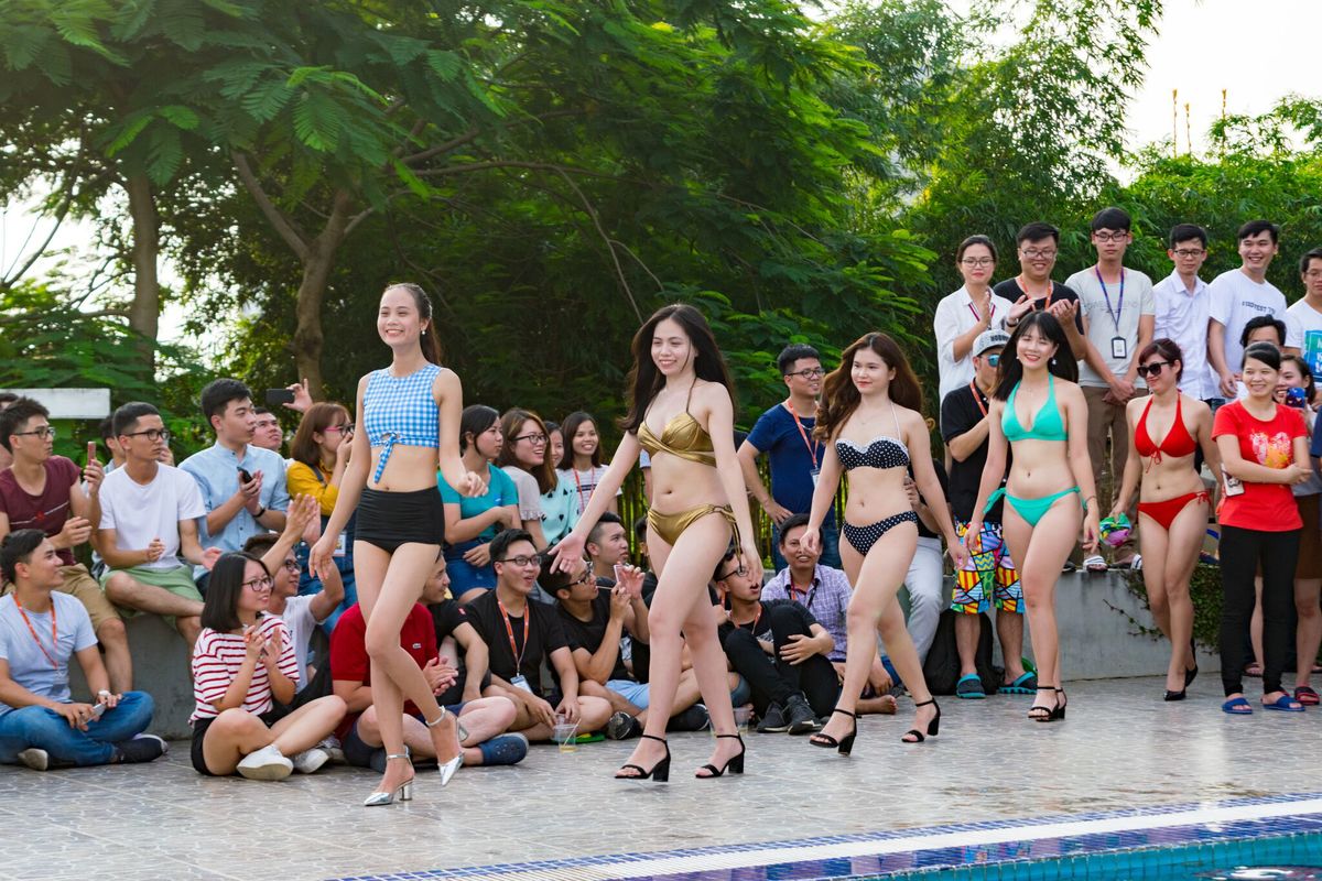 <p style="text-align:justify;"> 5 người đẹp lộng lẫy khi diện bikini do Chủ tịch FPT Software - anh Hoàng Nam Tiến tài trợ.</p>