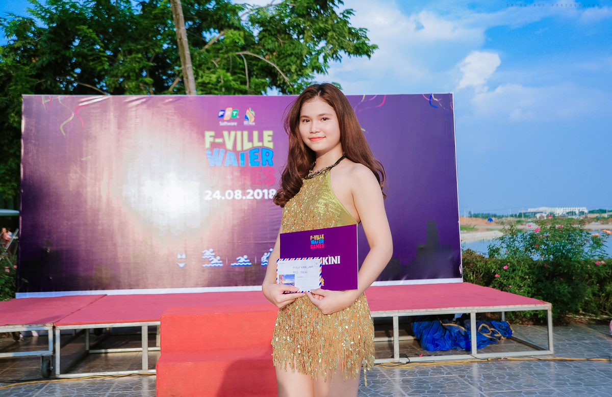 <p style="text-align:justify;"> Từ bình chọn của Ban giám khảo, Nguyễn Thu Trang (Trung tâm Dịch vụ sẻ chia - SSC) đã đăng quang Miss Bikini F-Ville Water Games.</p>